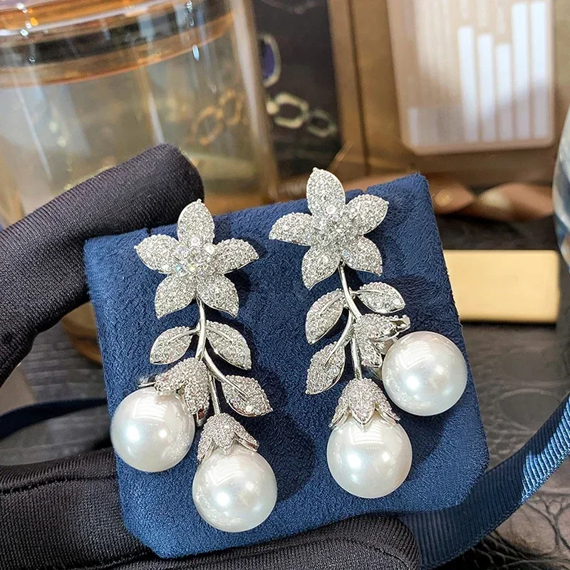 Huitan Ästhetische Blumen-Blatt-Ohrhänger für Damen, Elegante Hochzeits-Imitationsperlen-Verlobungs-Ohrringe mit Glänzenden CZ-Steinen, Edler Schmuck als Geschenk – Detail 5