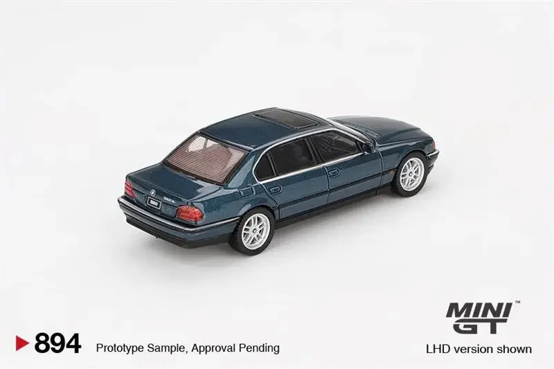 

MINI GT 1:64 750IL Sorrento Blue Metallic LHD, литая модель автомобиля