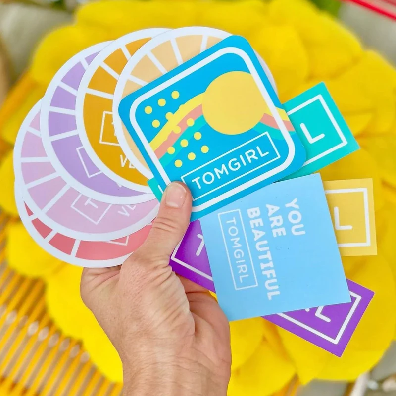 100PCS 사용자 정의 스티커 방수 PVC 비닐 사용자 지정 레이블 로고 만화 장식 비즈니스에 대 한 개인화 된 광택 매트 필름