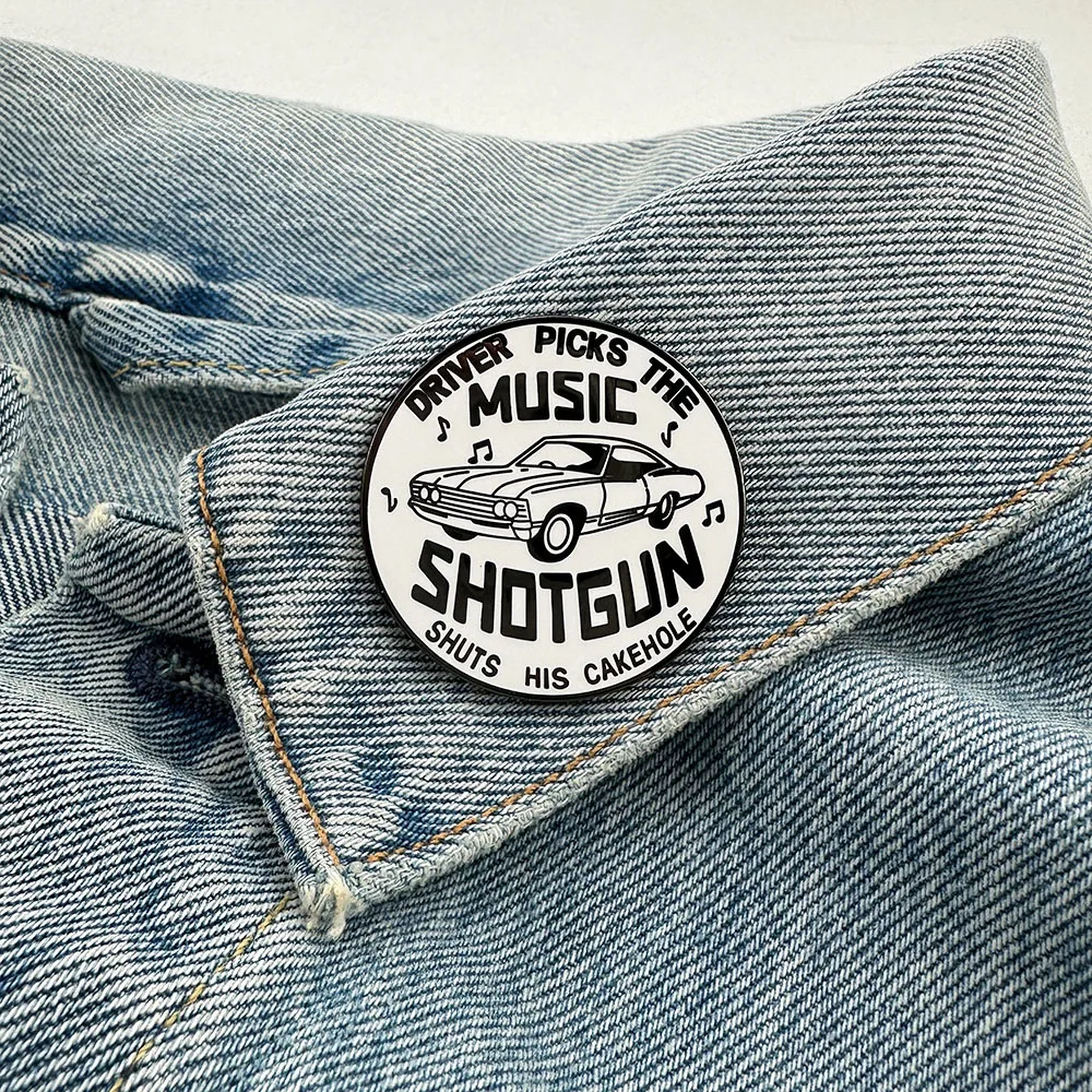 Der Fahrer wählt die Musik, schließt sein Kuchenloch, lustige Brosche, Auto-Thema, Filmzitat, Anstecknadel, Retro-Stil, Sammlerstück, Accessoire – Detail 6