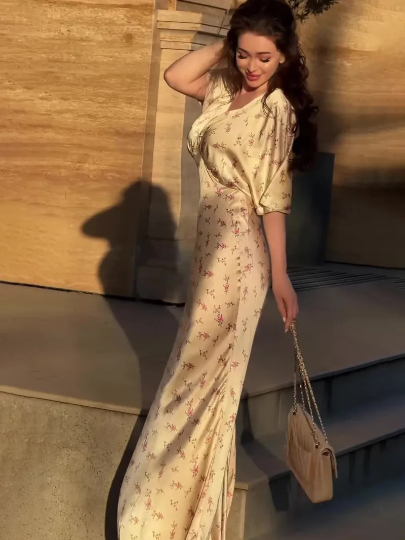 فستان ماكسي أنيق مطبوع عليه زهور شلال للنساء 2025 جديد أنيق بياقة على شكل V طيات الثدي بلون الشمبانيا الأسود ملابس نسائية أنيقة