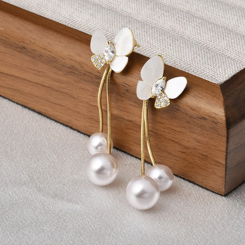 Exquisite front and rear two-wear white shell butterfly fringed pearl stud earrings, niche earrings.