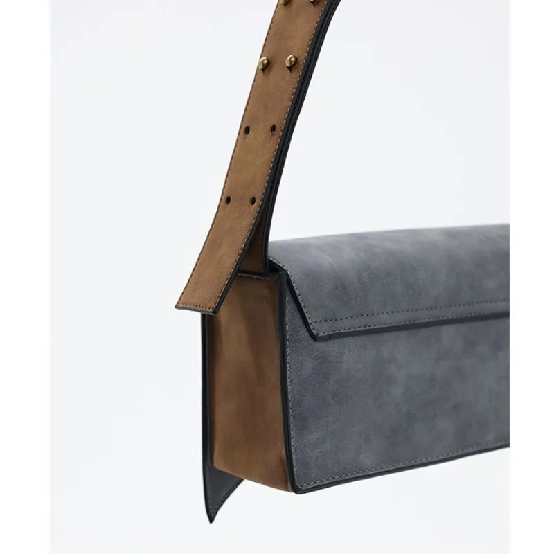 Nuova borsa a tracolla lucida grigio-marrone quadrata tridimensionale in pelle ad angolo affilato per il tempo libero semplice e squisito