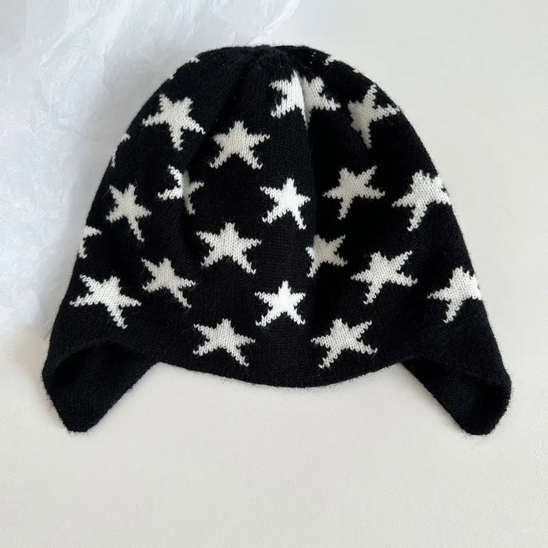 Niche Schwarz-Weißer Stern-Jacquard-Pullover-Strickhut für Damen, Winter-Wärmekappe mit Ohrenschutz, vielseitige Bombermütze – Detail 4