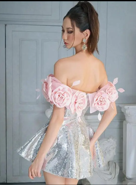 Hübsche glänzende silberne Pailletten kurze Frauen kleider mit Rosen blumen details Mädchen Geburtstag Datum Party kleid