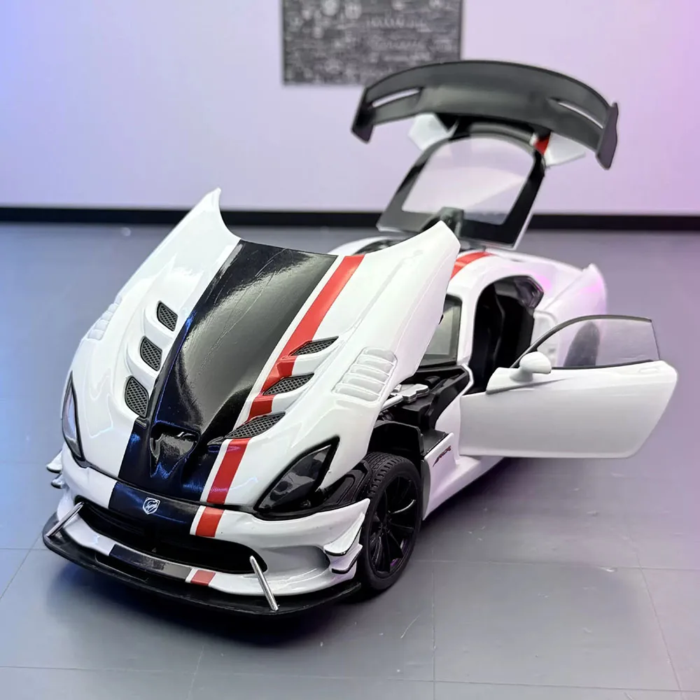 

Модель автомобиля 1:24 Viper Challenger Str Hellcat, литая под давлением, с функцией поворота передних колес, звуком, светом и инерционным механизмом, популярный подарок