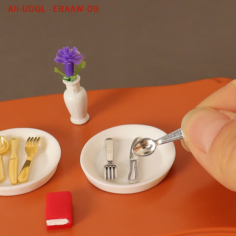 Decoração de Cozinha para Casa de Bonecas: Mini Conjunto de Prato, Faca, Garfo, Colher - 4 Peças, Acessórios de Mesa para Casa de Bonecas em Escala 1:12