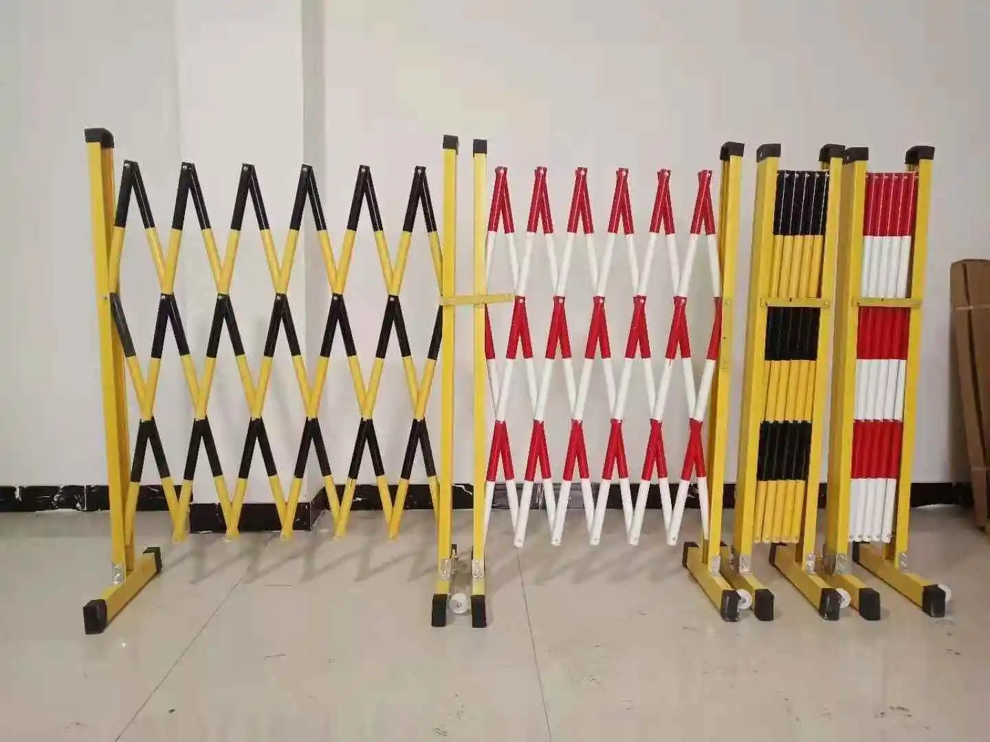【Durable Using】Best-selling Insulated Portable Bollard Plastic Extendable High-strength 3mm Reflective Light Traffic Barrier Yel