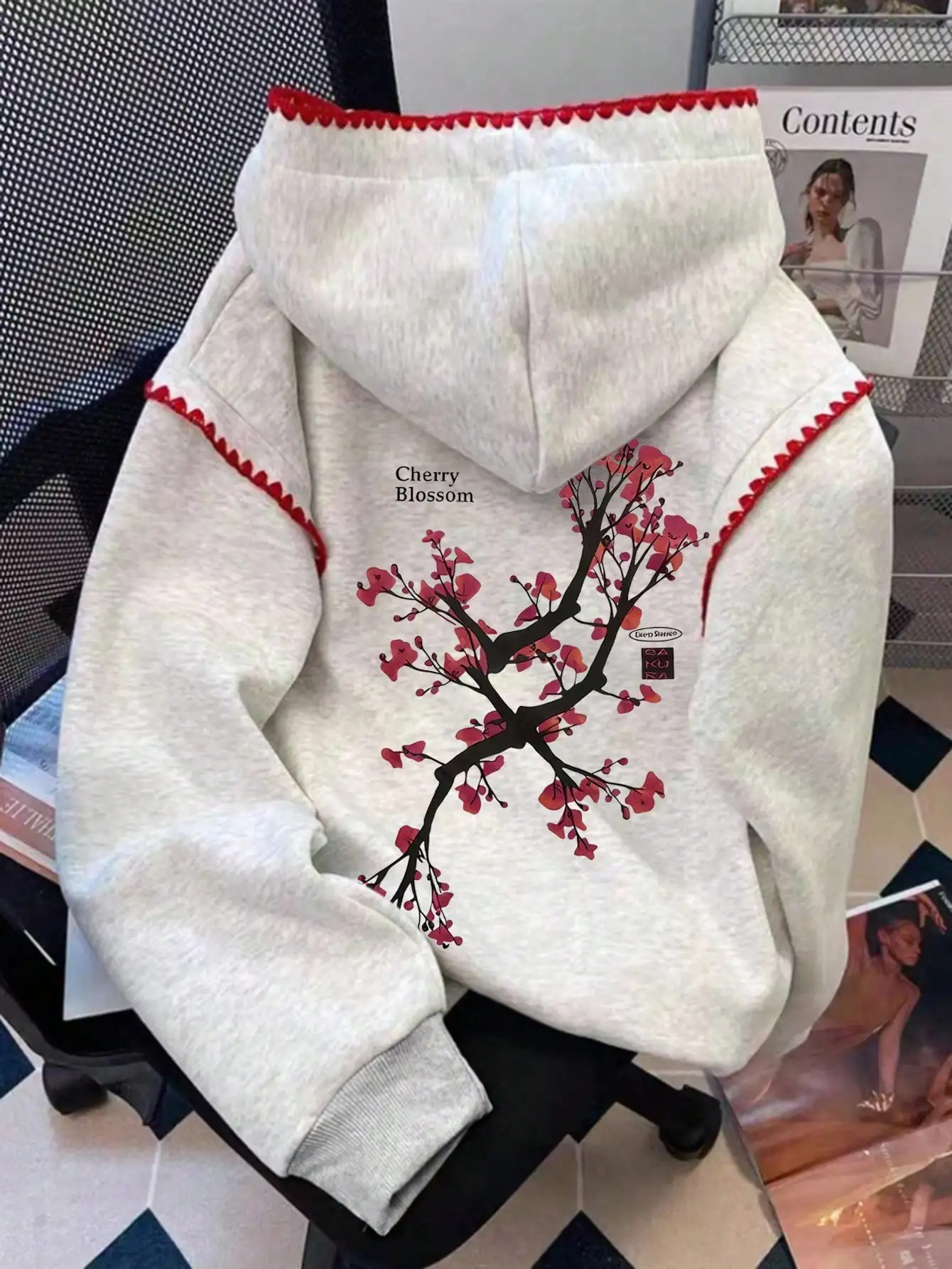 

Женская толстовка оверсайз с капюшоном, цветочным принтом в виде веток и красной отделкой