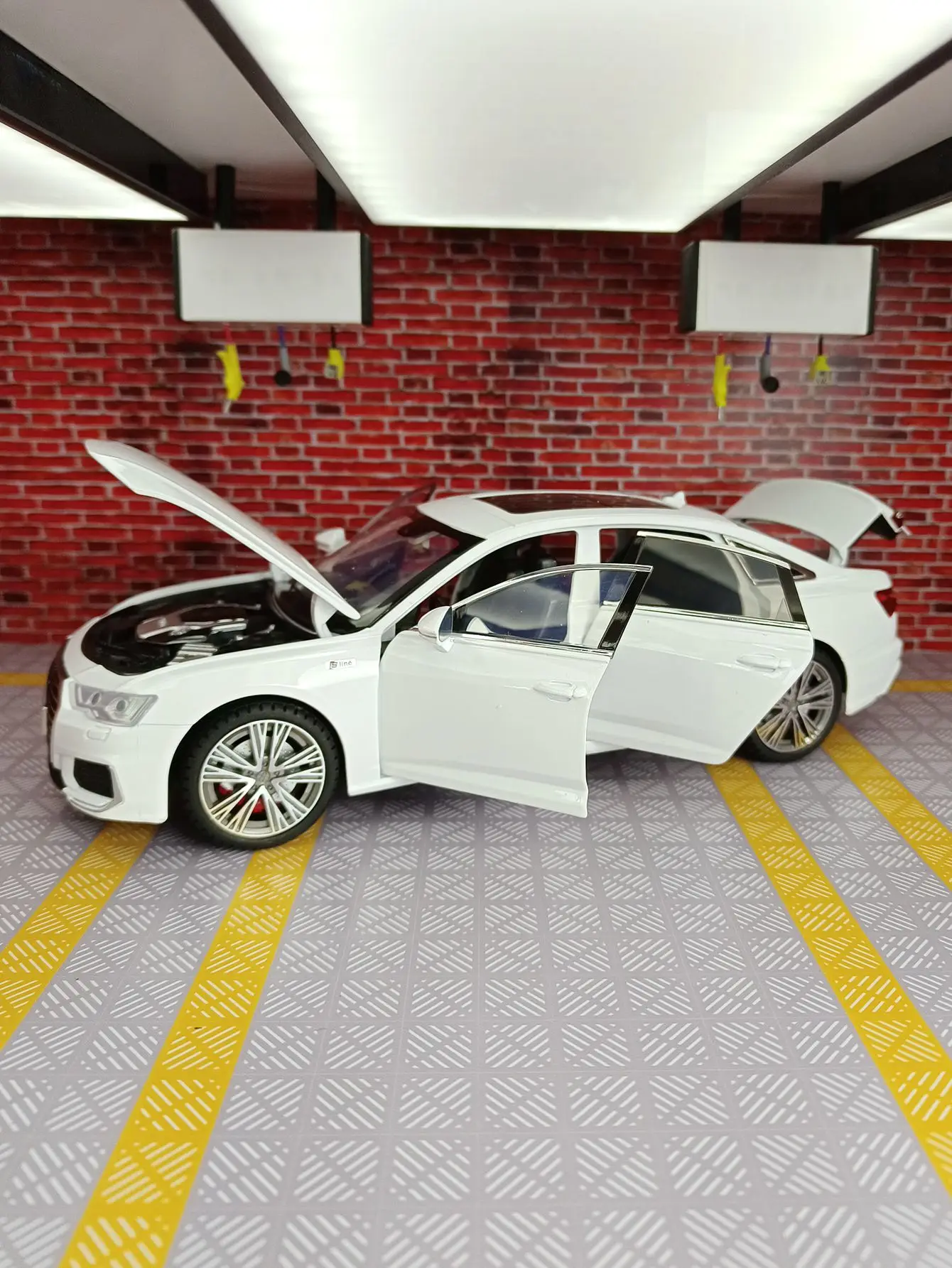 1:18 يمكن فتح أبواب نموذج السيارة المصنوعة من خليط معدني A6 والغطاء الأمامي وباب صندوق السيارة بأنها محاكاة وظائف الصوت والإضاءة