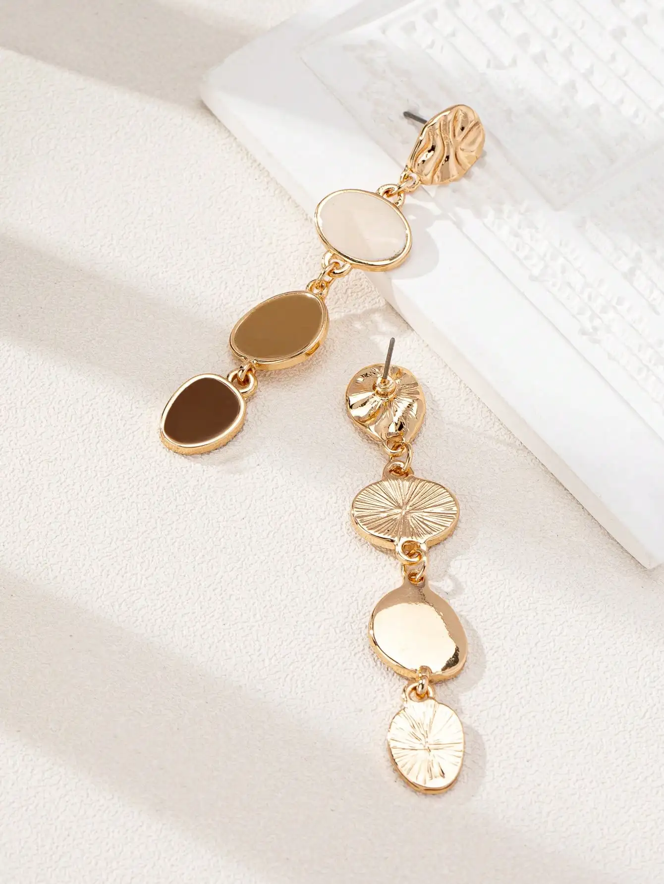 A Pair of Trendy Casual Fashion Oil-Drip Elegant and Versatile Women's Earrings image 2