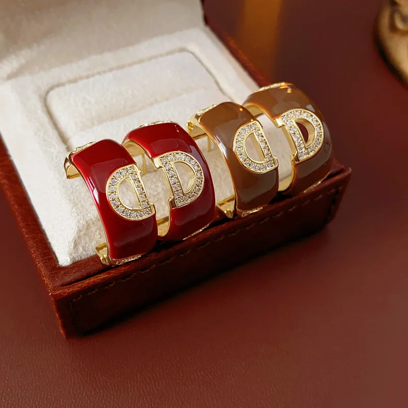 실버 바늘 떨어지는 오일 지르콘 문자 D 라이트 럭셔리 절묘한 복고풍 기질 여성을위한 작고 프리미엄 귀걸이.