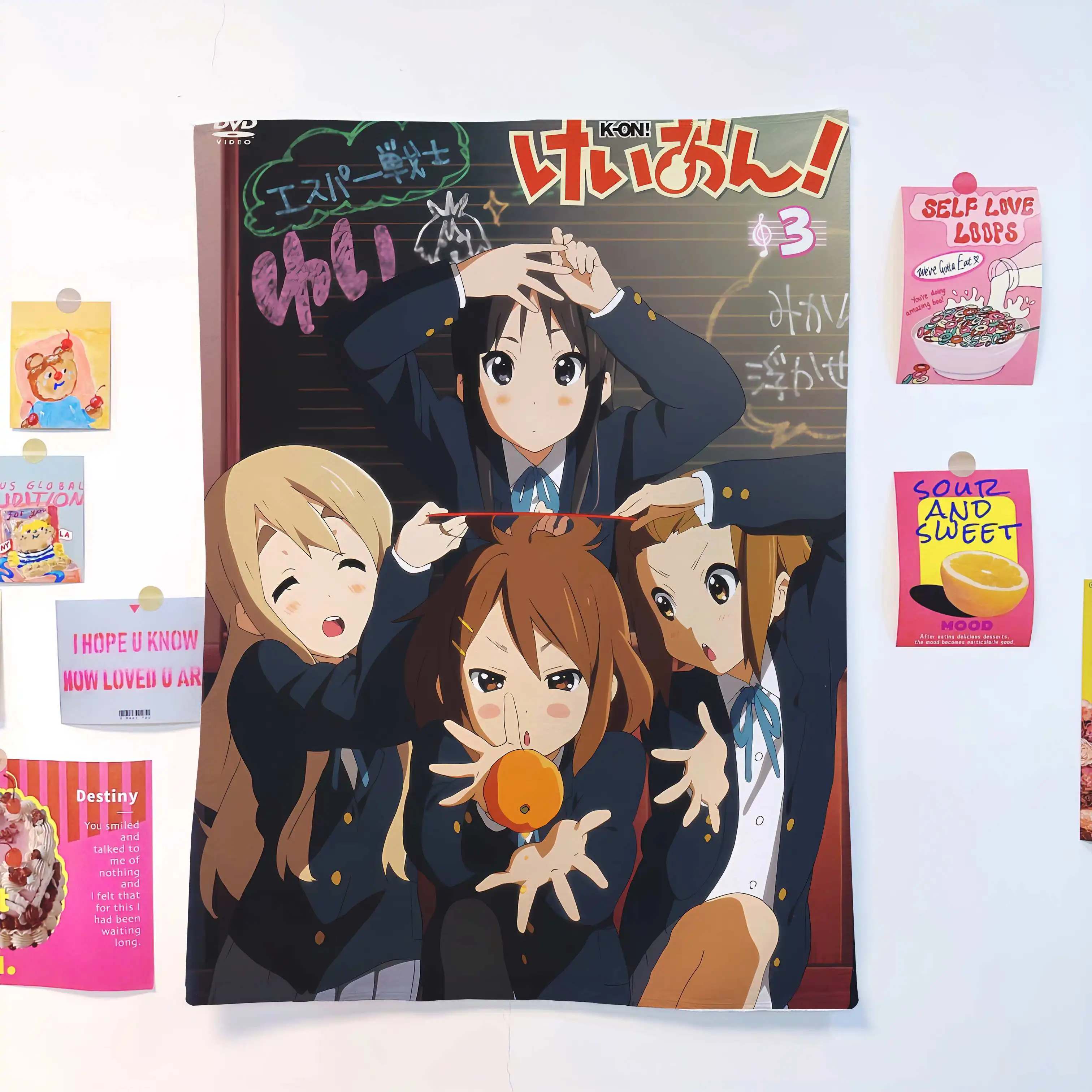 Tapiz de anime K-On! - Impresión de manga de Yui, Mio, Ritsu y Mugi, ideal para decorar dormitorios y residencias universitarias. Ideal para amantes del anime y la música.