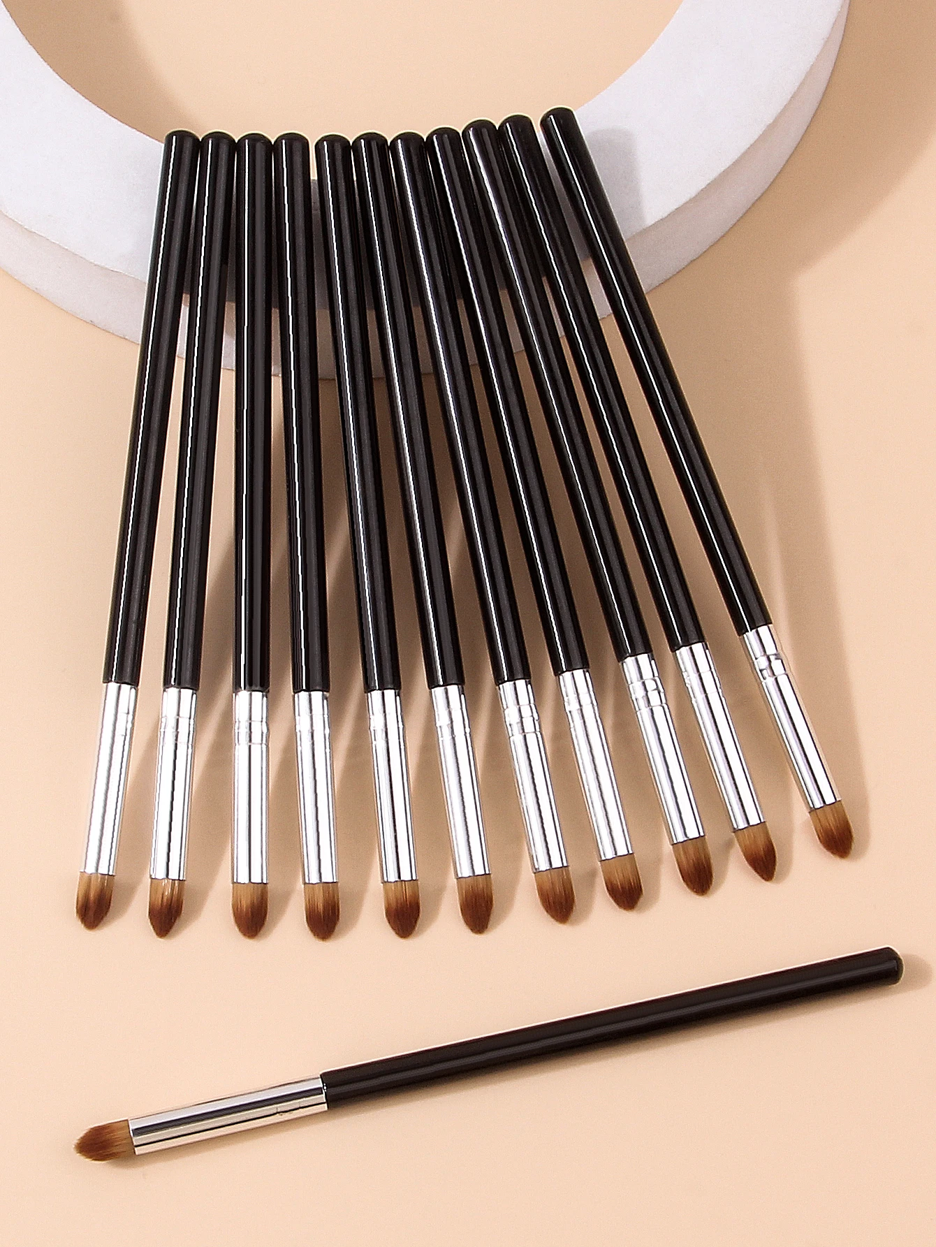 12本の尖った多機能アイメイクブラシセット - コンシーラー、アイシャドウブレンド＆ディテールブラシ、ポータブル美容ツール