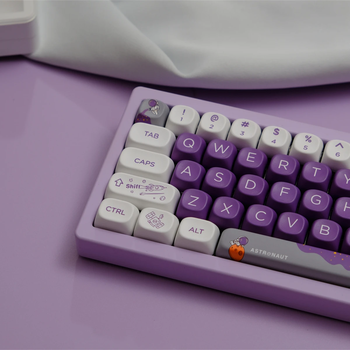 

XOA космонавт фиолетовый PBT оригинальная заводская высота, сублимационная, механическая клавиатура, побеждающая пьяный олень, дождь 75