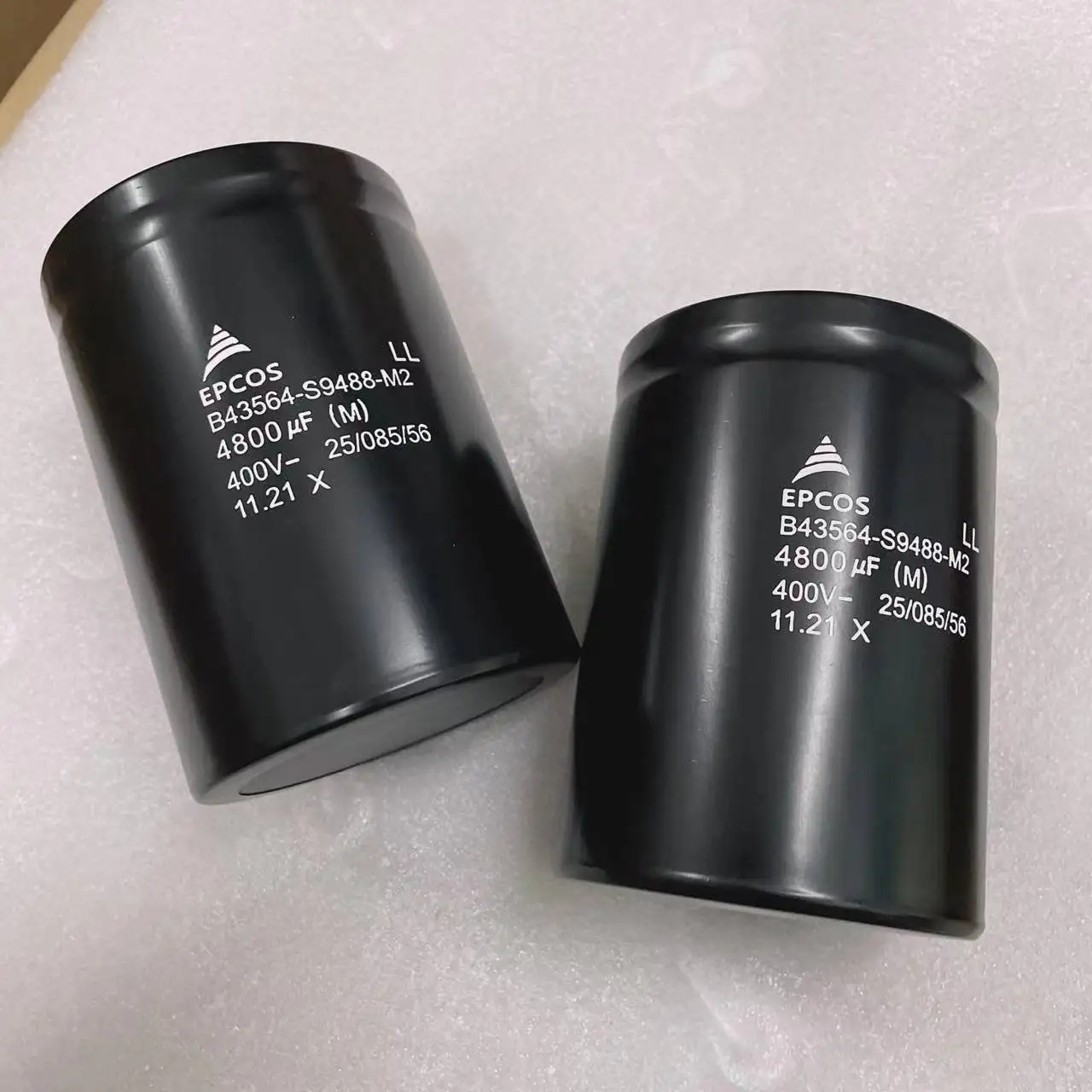 

The new EPCOS electrolytic capacitor 400V6800uF high power 77 * 145m6 long life, found