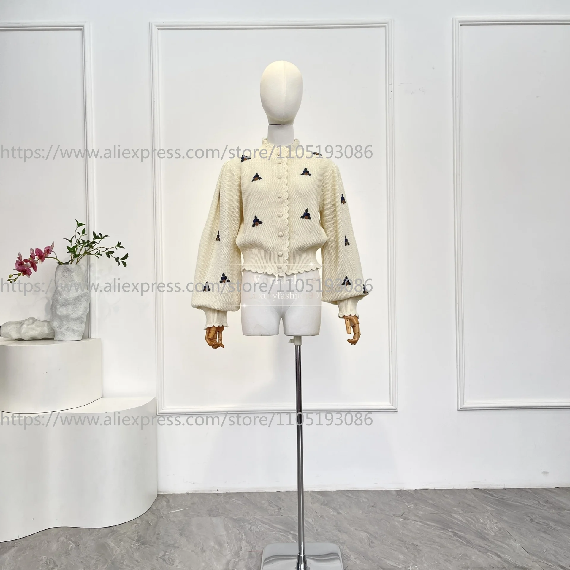 

Новый высококачественный кардиган с длинными рукавами и аппликацией из белых и бежевых цветов, модель 2026 года