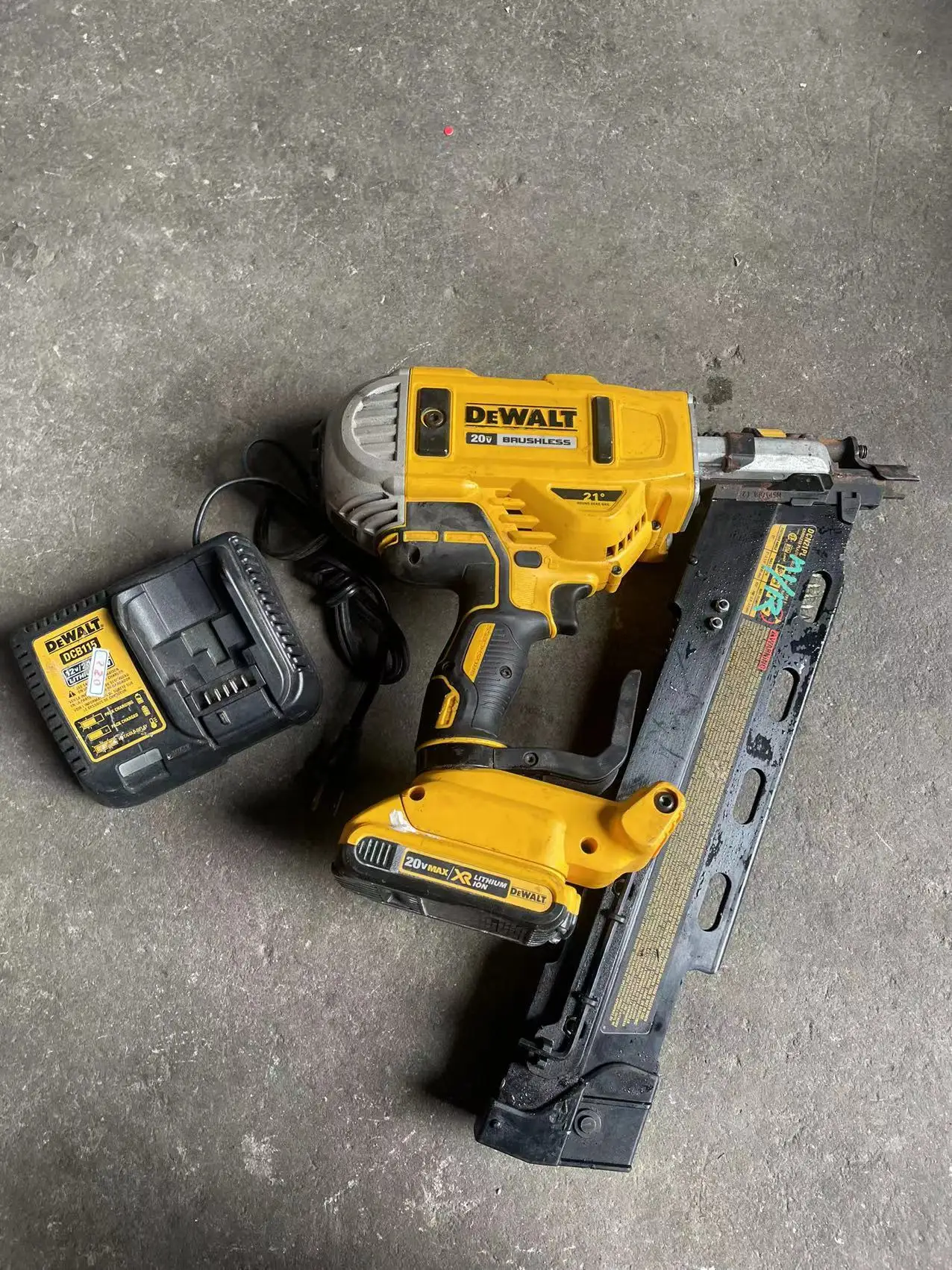 Used Dewalt DCN21PL 20-Volt MAX 15 Cordless Coil Roofing Nailer，with battery and charger