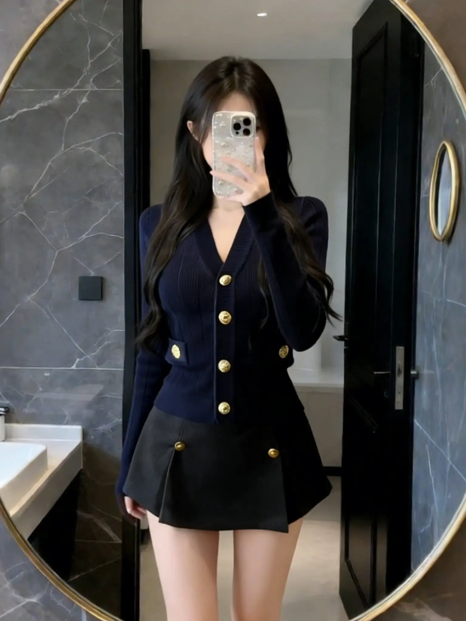 

Женский комплект из двух предметов: вязаный кардиган с V-образным вырезом и юбка с высокой талией. Модный весенний ансамбль для стройности, тепла и повседневного стиля.