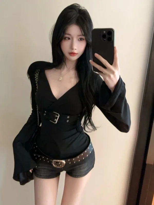 Fashionable Retro Metal Buckle Cross V-neck Bell Sleeve T-shirt Slimming Design Autumn New Style Versatile Knitted Top