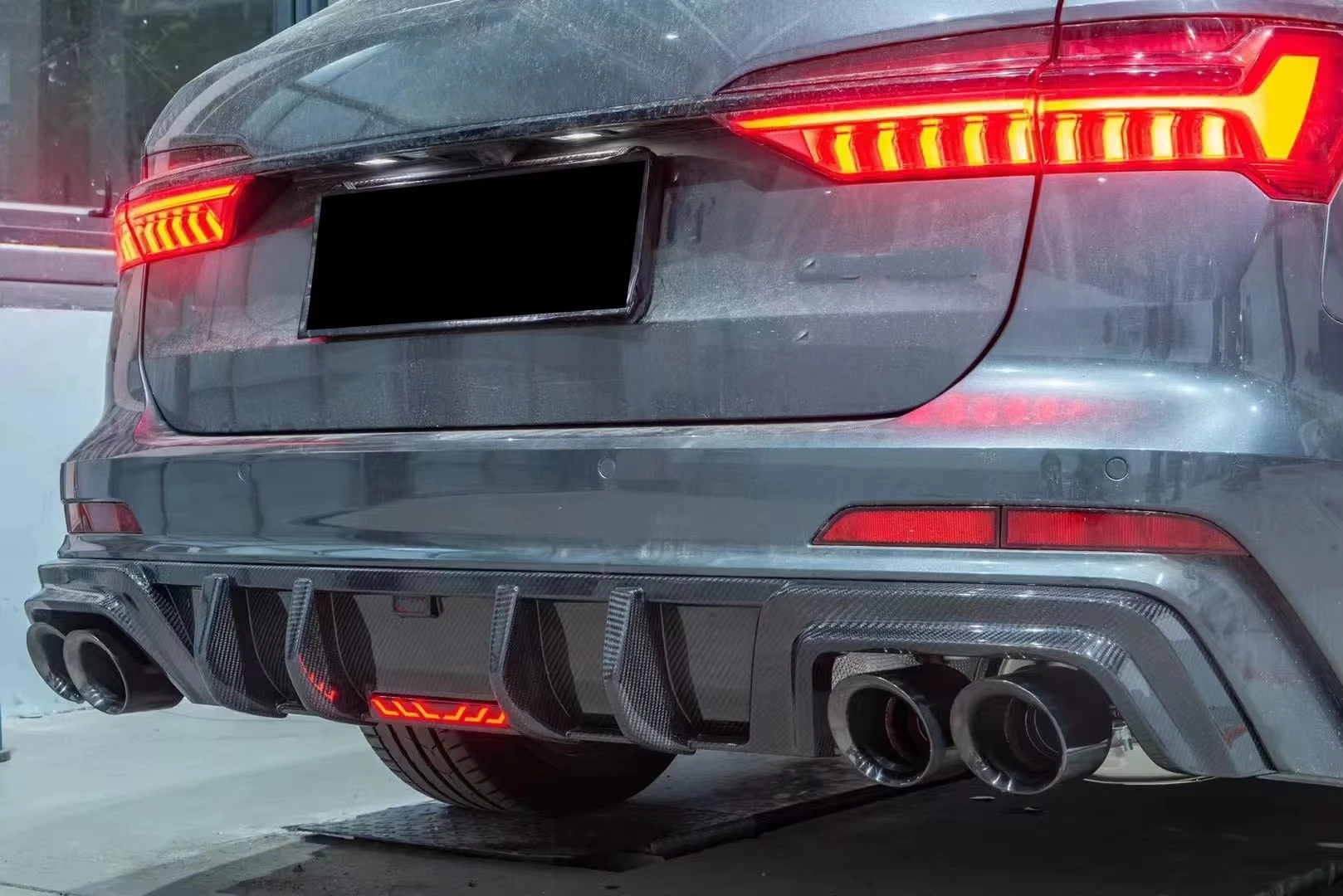 New For Audi A6 AVENT C8 Travel Edition Dry Carbon Rear Lips Bumpers with Exhaust Bolt-On Universal Fitment