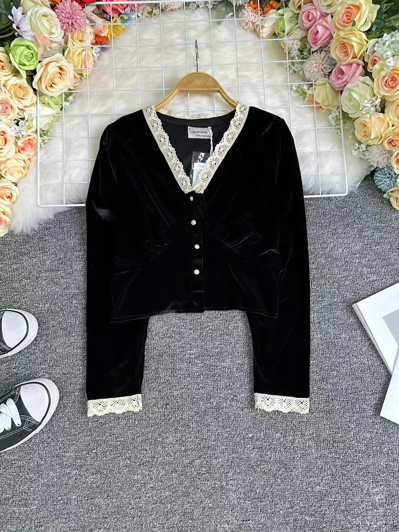 

Черная бархатная рубашка женская с коротким и длинным рукавом, V-образным вырезом, кружевной отделкой, приталенная, в винтажном стиле, для повседневной носки, модная, в корейском стиле