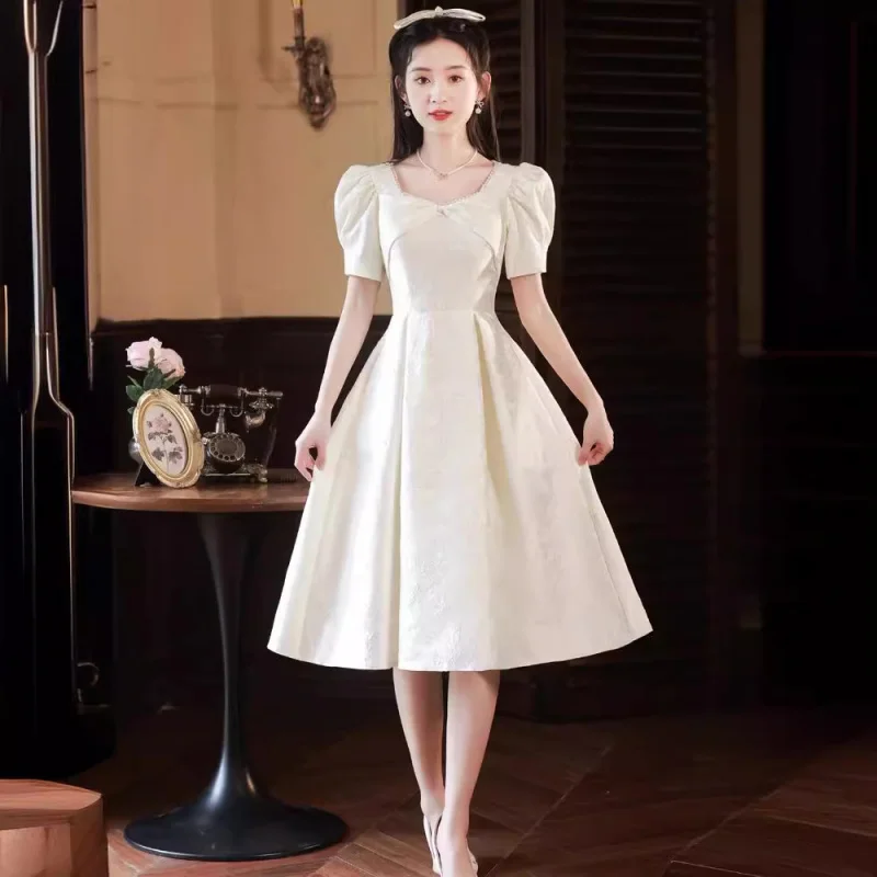 Vestido blanco de gama alta, nuevo registro de licencia para mujer, estilo diario, cuello cuadrado francés, vestido blanco ajustado, novia de tamaño pequeño