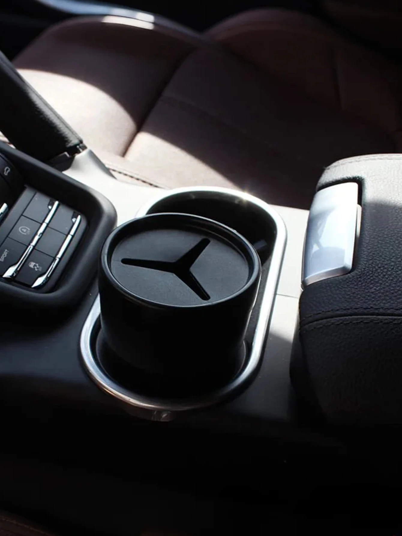 Mini lata de lixo para carro com tampa – suporte de copo compacto para carros, tampa macia aberta, design fácil de limpar com I removível