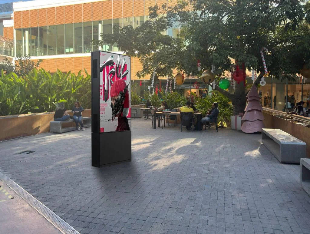 55 65 75 Inch Ultra Narrow Edge Totem IP66 Waterproof 3000 Nits LCD Display 4k Outdoor Advertising Digital Signage