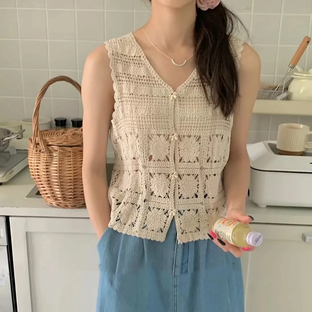 Sheer Crochet Top Button Front Sleeveless Embroidery Flower Open-knit Crop Tank Top Cover Up Women Summer Boho Vacation Outfit