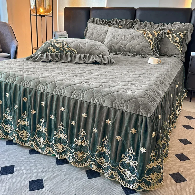 Pure Color Cotton Lace Plush Bed Cover in Autumn Winter Three Piece Set of Warm Non Slip Beds Skirt Soft Breathable Dust Covers