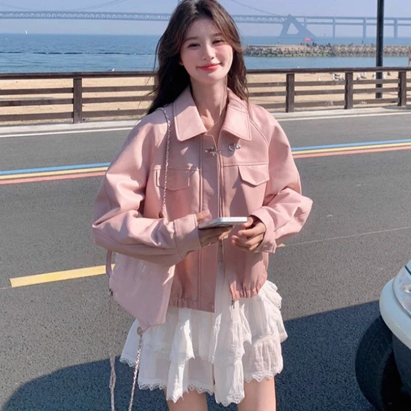 سترة نسائية قصيرة من جلد البولي يوريثان باللون الوردي لربيع وخريف 2025 سترة رائعة على طراز الشارع بقصة ضيقة سترة لسائقي الدراجات النارية على الموضة Harajuku