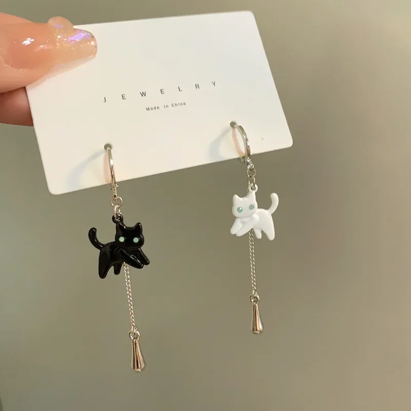 Japanese Color Contrast Funny Little Kitten Earrings Asymmetry Cute White Black Cat Drop Earrings for Women Party Wholesale