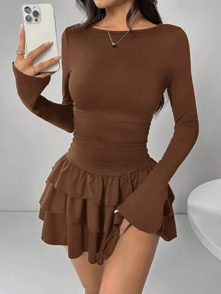 Um novo vestido de manga comprida emagrecedor e elegante de cor sólida para mulheres no outono e inverno da Europa e América