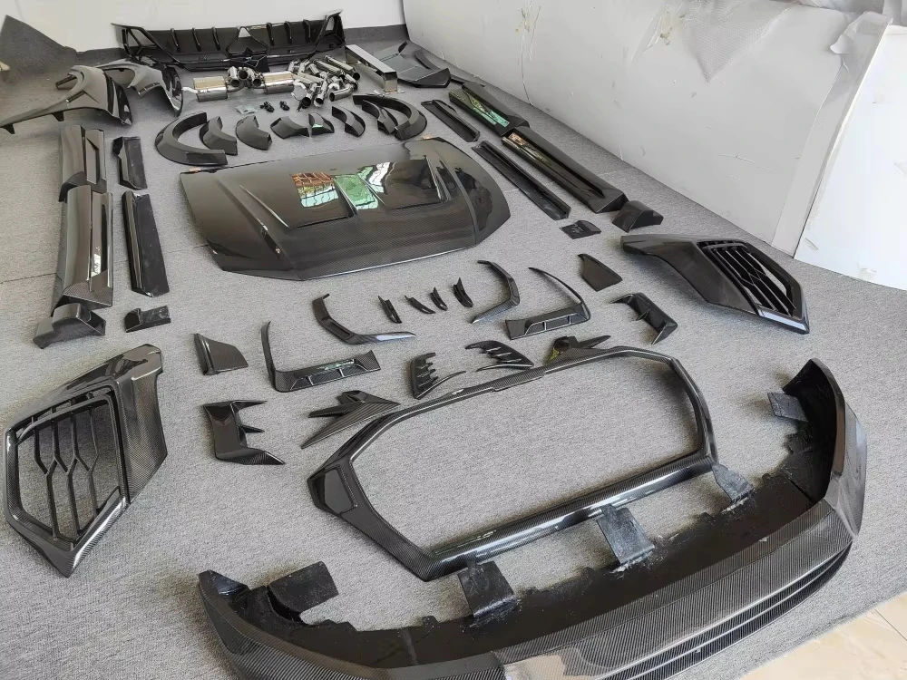 Suitable for RS Q8 Retrofit Upgrade M-type Carbon Fiber Front and Rear Bumpers, Mudguards, Wheel Brow Hood Body Kit