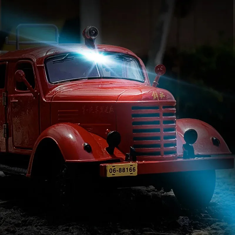Coche de bomberos jiefang de Metal, modelo de aleación, tanque de agua retro extraíble, camión de bomberos, juguetes con sonido y luz para niños, alta calidad