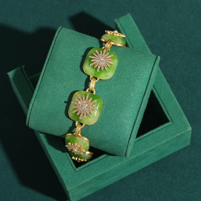 

Vintage Square Green Charm Bracelets Natural Stone Women Gold Color Rhinestone Relief Snowflake Luxury Accessories Jewelry Gifts
