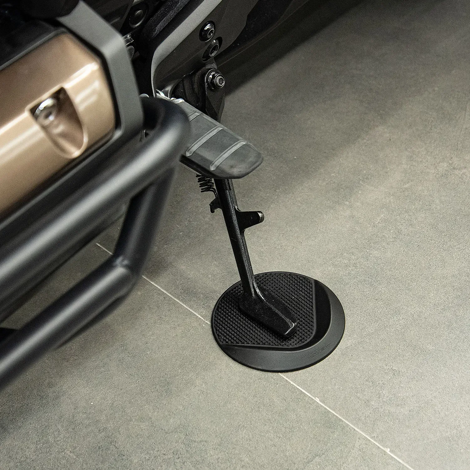 WOLFLINE Seitenständer-Unterlage, rutschfeste Platte, passend für universelle Modelle von Yamaha, BMW, Kawasaki, Honda, Ducati, Benelli, Harley und Triumph. – Detail 11
