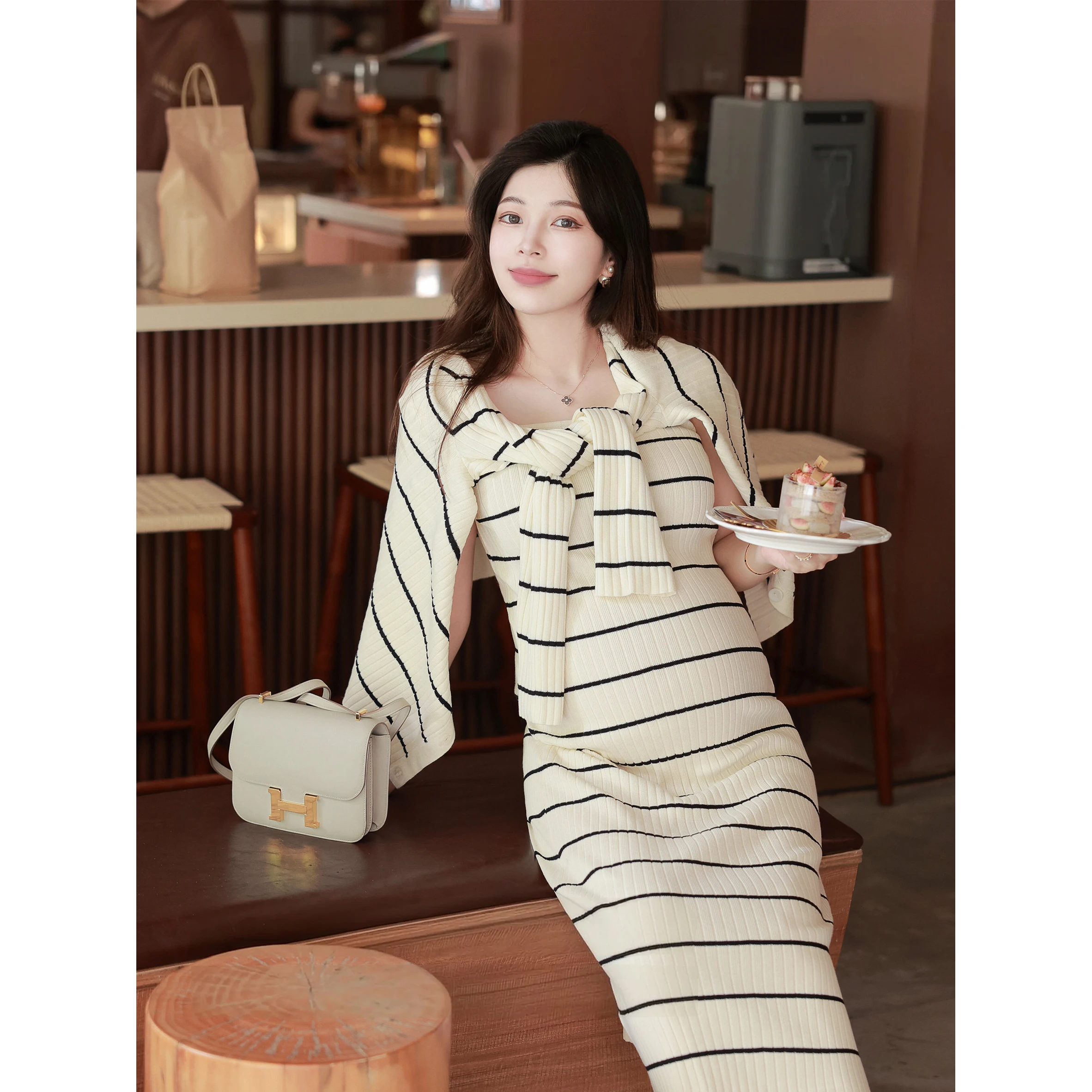 conjunto-de-vestido-de-maternidad-tejido-con-cardigan-abierto-de-manga-larga-y-vestido-con-tirantes-diseno-a-rayas-moderno