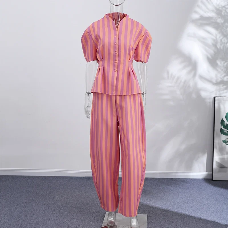 Lässiger gestreifter Hosenanzug für Damen: Locker sitzende Jacke mit V-Ausschnitt und langen Ärmeln, hochtaillierte gerade Hose – Sommer-Set 2026 für Damen – Detail 2