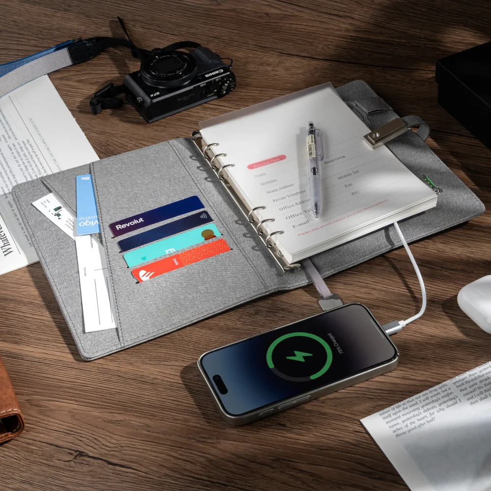 USB ドライブ、3-in-1 ケーブル、カード スロット、ドキュメント ポケット付きグレーのワイヤレス充電ノートブック、ビジネス用 A5 プランナー