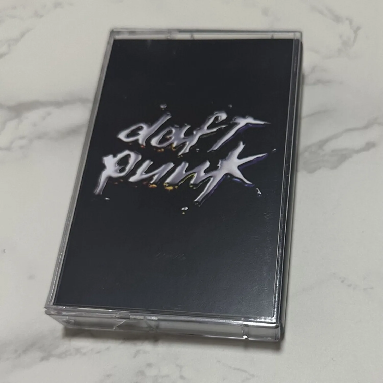 

Кассета Daft Punk (французская электронная танцевальная музыка), запечатанная, в комплекте с официальным буклетом с текстами песен, винтажный ретро-аудио-коллекционный предмет