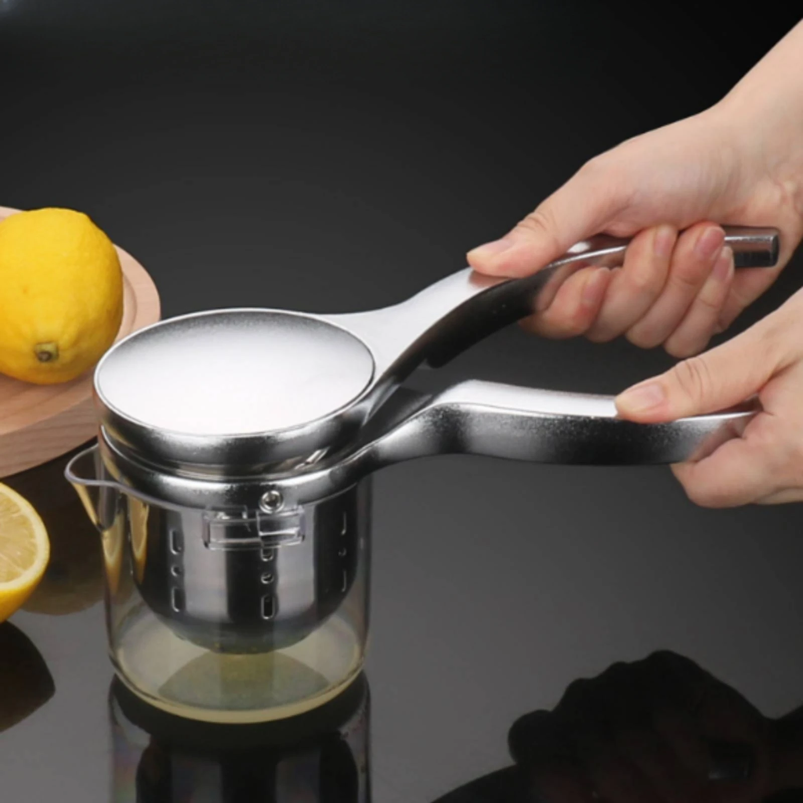 Manual Rotary Juicer Easy to Clean Hand Press Juicer with Cup Citrus Press Detachable Non-Slip for Campers, Home Kitchen