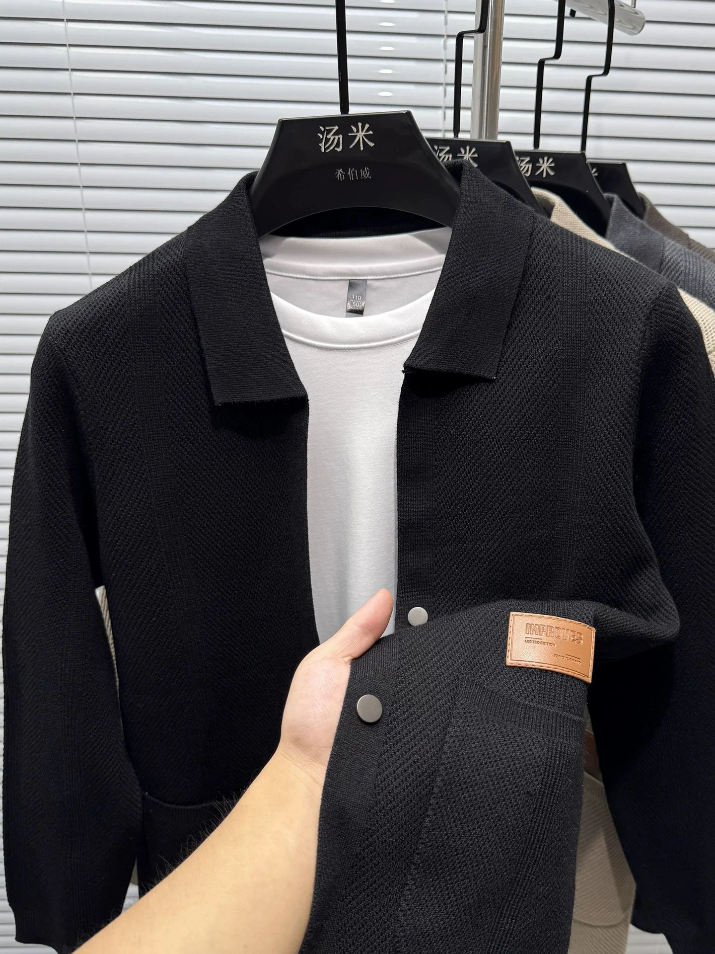 

Легкая роскошь Тенденции Мужской трикотажный свитер кардиган осень новый тиснение высококачественные мягкие удобные Мода пуговицы Перевернутый воротник Пальто