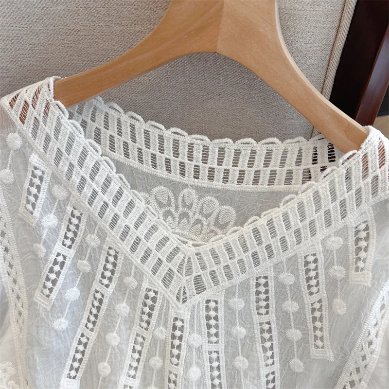 Boho 여름 느슨한 레이스 셔츠 여성 블라우스 선 스크린 캐주얼 v 넥 중공 수 놓은 반팔 탑