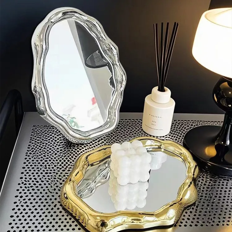 Stile di lusso e di fascia alta, specchio per il trucco di alto livello estetico, tipo da tavolo, può essere posizionato in montante come pezzo di mobili