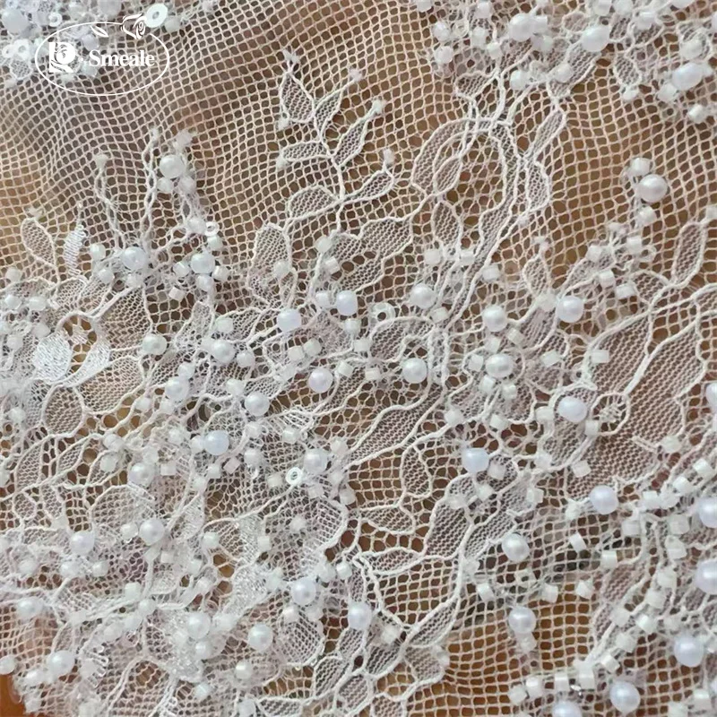 Perlen, Glitzer-Pailletten, Spitzenstoff. Luxuriöses Abendkleid aus französischer Spitze. Hochwertige Maßanfertigung für 3D-Hochzeitsstoffe. – Detail 3