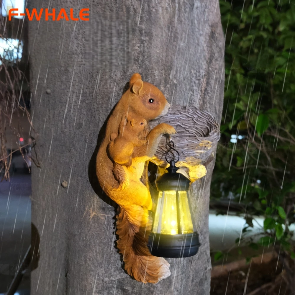 

Squirrel Garden Statues Tree Hugger for Outside with Solar Lamp for Fence Yard Tree Decorations,Outdoor Ornament