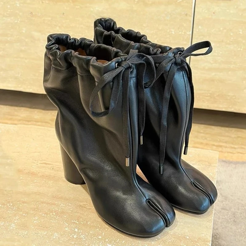 Zapatos de punta abierta de diseñador de lujo, botas cortas de estilo otoño e invierno para mujer, botas de tacón grueso con cordones de marca para mujer de piel de oveja