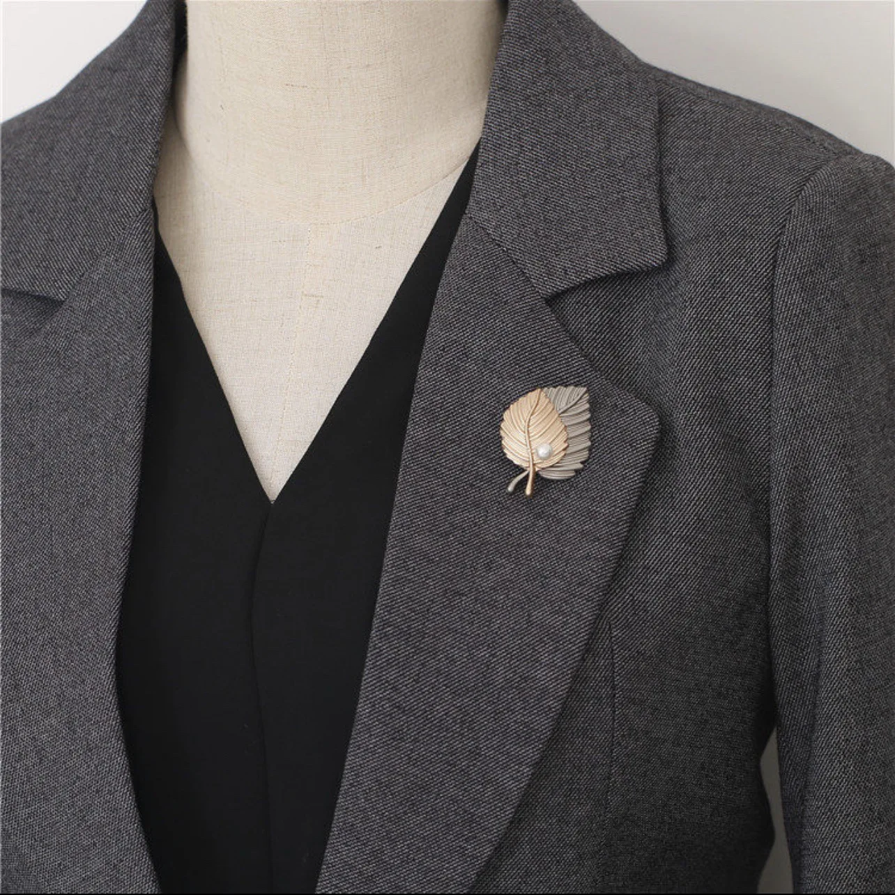 Retro-Ahornblatt-Brosche im koreanischen Stil mit Perlen. Ideales Accessoire für Pullover und Anzugjacken für Damen